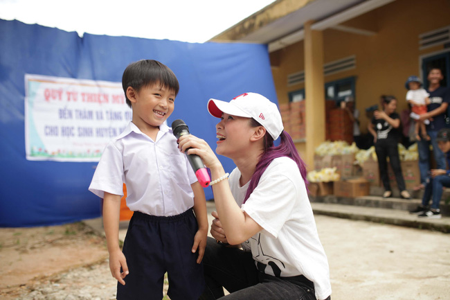 Mỹ Tâm nhiệt tình hát và giao lưu giữa trưa nắng phục vụ bà con nghèo - Ảnh 1.