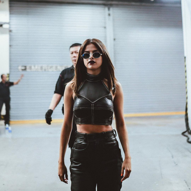 Selena Gomez lại khiến fan rạo rực với loạt trang phục biểu diễn trong tour mới nhất - Ảnh 10.