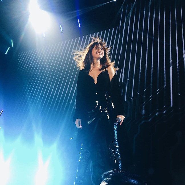 Selena Gomez lại khiến fan rạo rực với loạt trang phục biểu diễn trong tour mới nhất - Ảnh 6.