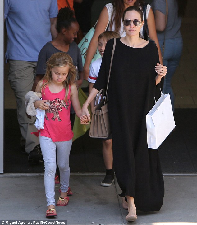 Cặp sinh đôi của Angelina Jolie lớn phổng phao, ngày càng giống bố mẹ - Ảnh 1.
