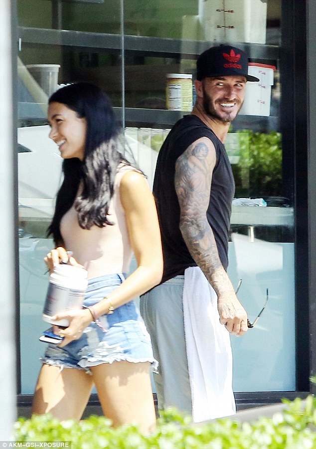 David Beckham bị bắt gặp cười đùa với gái lạ khi vắng Victoria - Ảnh 1.