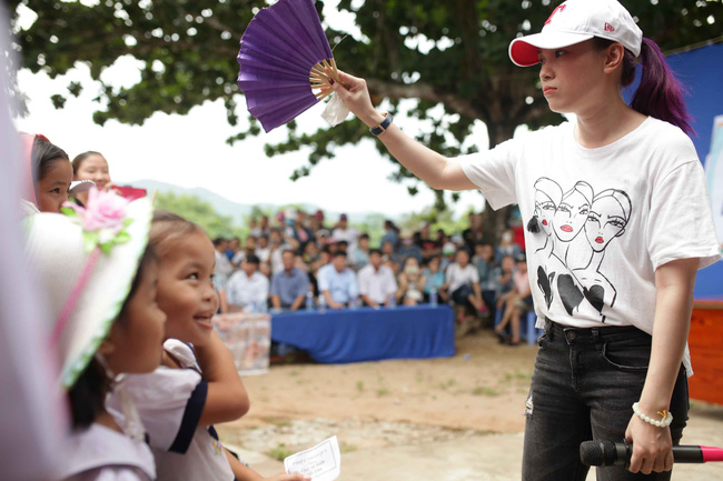 Mỹ Tâm nhiệt tình hát và giao lưu giữa trưa nắng phục vụ bà con nghèo - Ảnh 5.