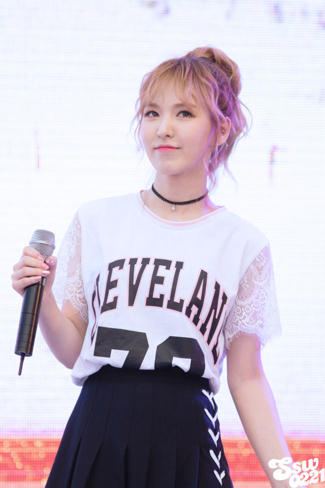 Wendy (Red Velvet) xinh đẹp và thon thả bất ngờ khiến fan phát cuồng - Ảnh 1.