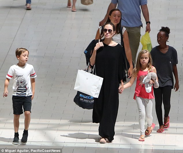 Cặp sinh đôi của Angelina Jolie lớn phổng phao, ngày càng giống bố mẹ - Ảnh 2.