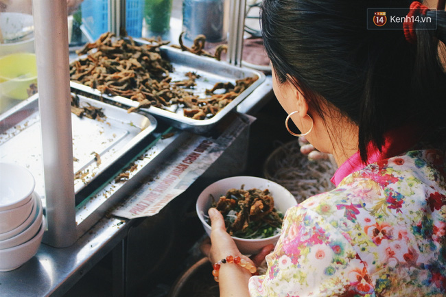 Khuất trong ngõ nhỏ, quán miến lươn này vẫn tiêu thụ hết cả 2 tạ lươn/ngày, đông khách suốt hơn 10 năm - Ảnh 5.