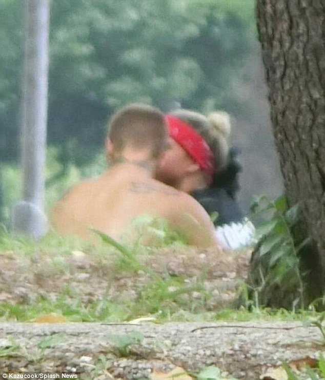 Sau tranh cãi với Selena, Justin Bieber hạnh phúc ôm hôn bạn gái mới bất chấp dư luận - Ảnh 3.