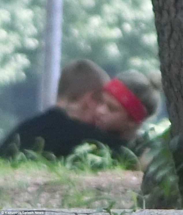 Sau tranh cãi với Selena, Justin Bieber hạnh phúc ôm hôn bạn gái mới bất chấp dư luận - Ảnh 4.