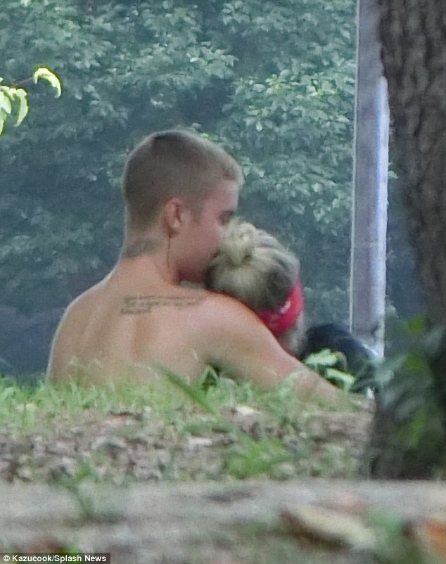 Sau tranh cãi với Selena, Justin Bieber hạnh phúc ôm hôn bạn gái mới bất chấp dư luận - Ảnh 2.