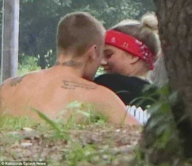 Sau tranh cãi với Selena, Justin Bieber hạnh phúc ôm hôn bạn gái mới bất chấp dư luận - Ảnh 1.