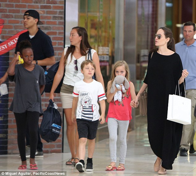 Cặp sinh đôi của Angelina Jolie lớn phổng phao, ngày càng giống bố mẹ - Ảnh 4.