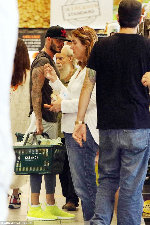 David Beckham bị bắt gặp cười đùa với gái lạ khi vắng Victoria - Ảnh 6.