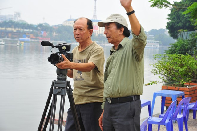 
Đạo diễn Nguyễn Hữu Phần trên phim trường. Ảnh: NVCC
