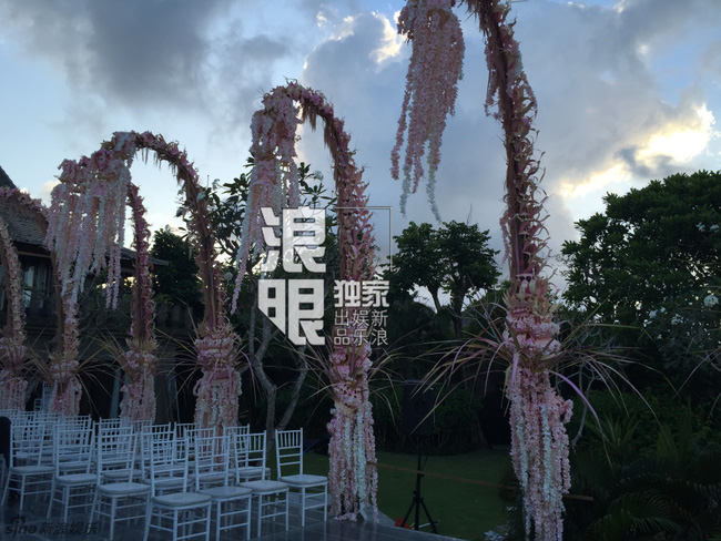 Toàn cảnh lễ đường tràn ngập hoa của cặp đôi Hoắc Kiến Hoa - Lâm Tâm Như - Ảnh 9.