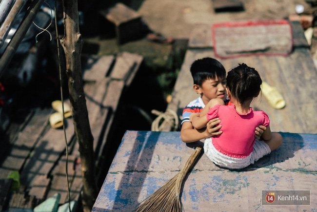 Gia đình sống lênh đênh trên sông hơn 20 năm - Sài Gòn có những góc khuất trần trụi như thế! - Ảnh 12.
