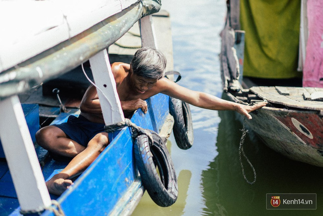 Gia đình sống lênh đênh trên sông hơn 20 năm - Sài Gòn có những góc khuất trần trụi như thế! - Ảnh 4.