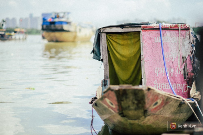 Gia đình sống lênh đênh trên sông hơn 20 năm - Sài Gòn có những góc khuất trần trụi như thế! - Ảnh 5.