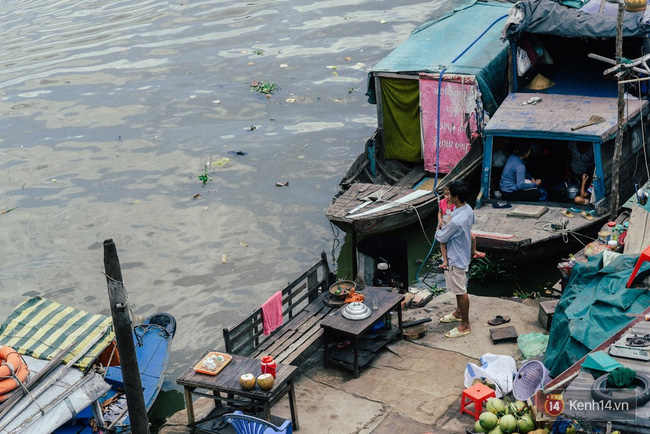 Gia đình sống lênh đênh trên sông hơn 20 năm - Sài Gòn có những góc khuất trần trụi như thế! - Ảnh 1.