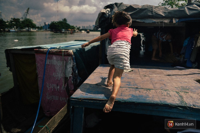 Gia đình sống lênh đênh trên sông hơn 20 năm - Sài Gòn có những góc khuất trần trụi như thế! - Ảnh 14.
