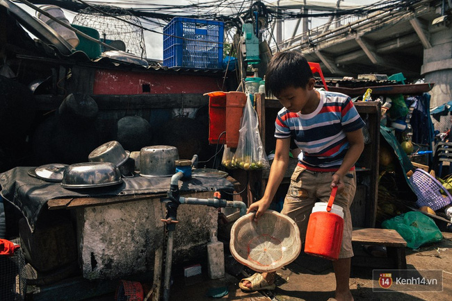 Gia đình sống lênh đênh trên sông hơn 20 năm - Sài Gòn có những góc khuất trần trụi như thế! - Ảnh 9.