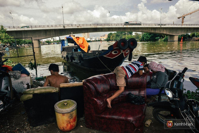 Gia đình sống lênh đênh trên sông hơn 20 năm - Sài Gòn có những góc khuất trần trụi như thế! - Ảnh 7.