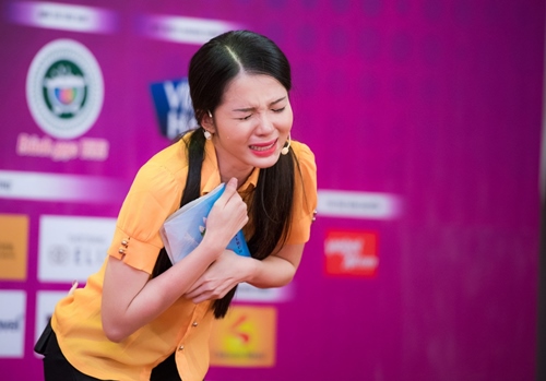 Hoa hậu Việt Nam 2016: Hoa hậu Thu Thảo bật khóc trên ghế nóng - 4