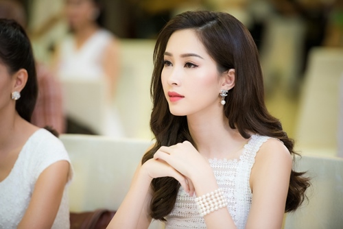 Hoa hậu Việt Nam 2016: Hoa hậu Thu Thảo bật khóc trên ghế nóng - 1