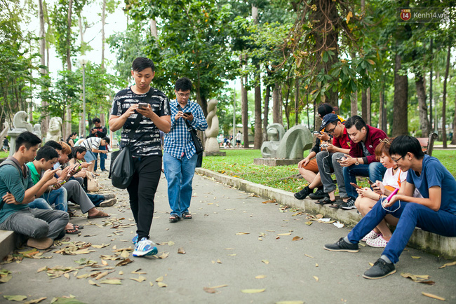 Chùm ảnh: Bạn trẻ Sài Gòn lập team, dàn trận trong công viên, ngoài phố đi bộ để săn Pokemon - Ảnh 4.