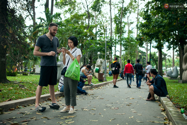 Chùm ảnh: Bạn trẻ Sài Gòn lập team, dàn trận trong công viên, ngoài phố đi bộ để săn Pokemon - Ảnh 5.