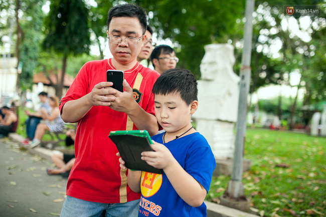 Chùm ảnh: Bạn trẻ Sài Gòn lập team, dàn trận trong công viên, ngoài phố đi bộ để săn Pokemon - Ảnh 9.