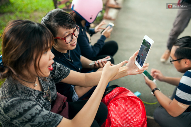 Chùm ảnh: Bạn trẻ Sài Gòn lập team, dàn trận trong công viên, ngoài phố đi bộ để săn Pokemon - Ảnh 7.