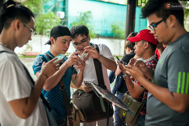 Chùm ảnh: Bạn trẻ Sài Gòn lập team, dàn trận trong công viên, ngoài phố đi bộ để săn Pokemon - Ảnh 1.