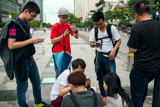 Chùm ảnh: Bạn trẻ Sài Gòn lập team, dàn trận trong công viên, ngoài phố đi bộ để săn Pokemon - Ảnh 17.