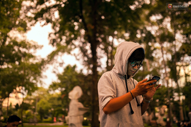 Chùm ảnh: Bạn trẻ Sài Gòn lập team, dàn trận trong công viên, ngoài phố đi bộ để săn Pokemon - Ảnh 15.