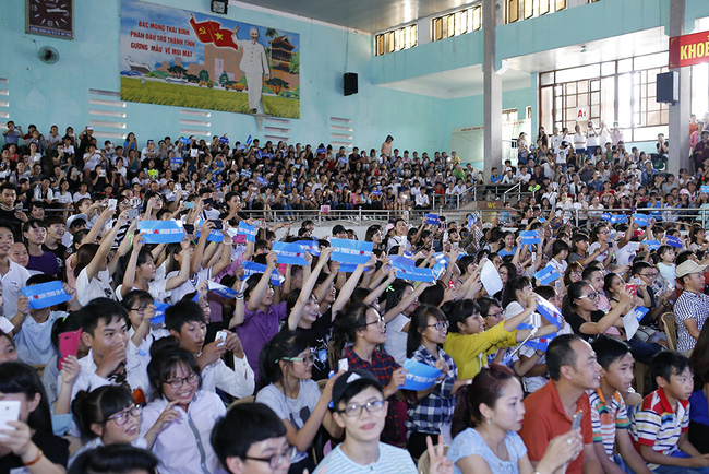 Sơn Tùng M-TP selfie và ôm từng fan tại quê hương Thái Bình trong buổi offline - Ảnh 4.