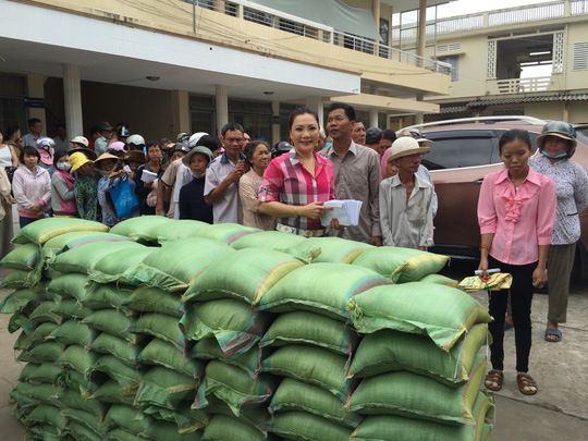 NSƯT Cẩm Tiên phát gạo cho bà con nghèo ở Tây Ninh