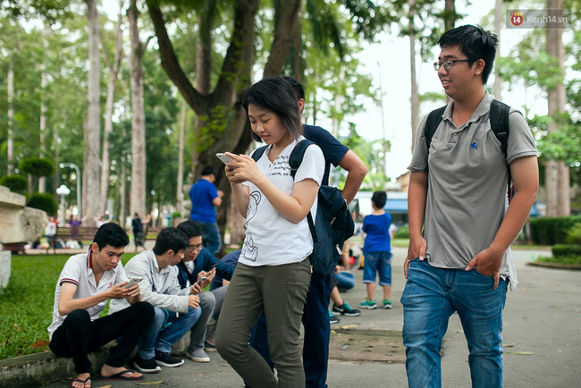 Chùm ảnh: Bạn trẻ Sài Gòn lập team, dàn trận trong công viên, ngoài phố đi bộ để săn Pokemon - Ảnh 18.