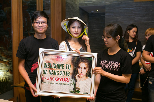 Cựu thành viên KARA thân thiện chụp hình, nhận quà từ fan tại sân bay Đà Nẵng - Ảnh 3.