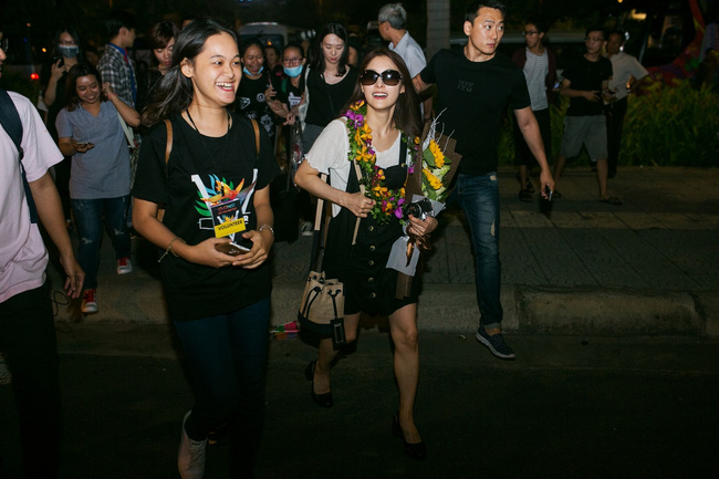 Cựu thành viên KARA thân thiện chụp hình, nhận quà từ fan tại sân bay Đà Nẵng - Ảnh 6.