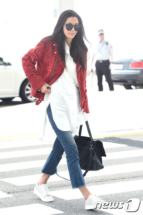 Màn đụng độ hiếm hoi của nữ thần sắc đẹp 2 thế hệ Suzy - Jeon Ji Hyun tại sân bay - Ảnh 10.