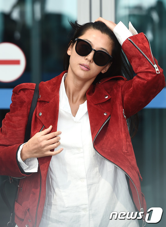 Màn đụng độ hiếm hoi của nữ thần sắc đẹp 2 thế hệ Suzy - Jeon Ji Hyun tại sân bay - Ảnh 14.