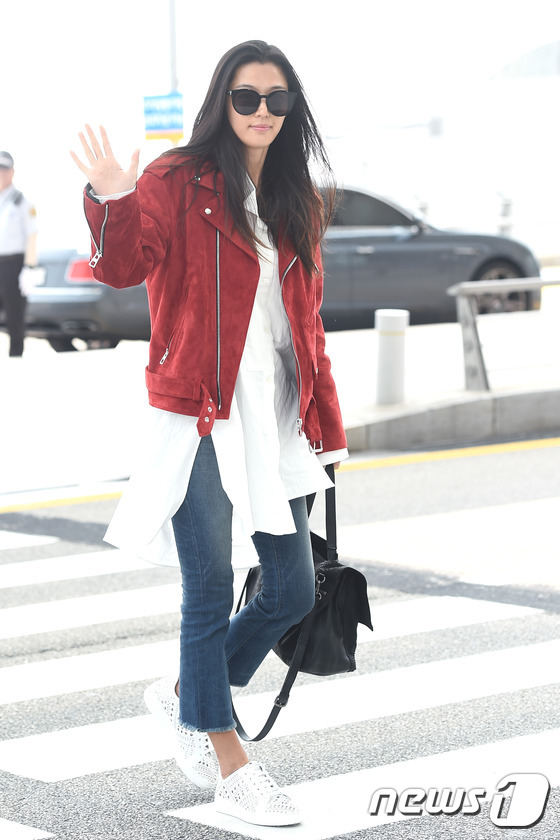 Màn đụng độ hiếm hoi của nữ thần sắc đẹp 2 thế hệ Suzy - Jeon Ji Hyun tại sân bay - Ảnh 11.