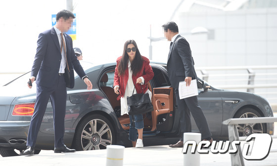 Màn đụng độ hiếm hoi của nữ thần sắc đẹp 2 thế hệ Suzy - Jeon Ji Hyun tại sân bay - Ảnh 9.