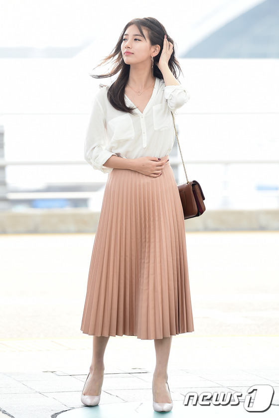 Màn đụng độ hiếm hoi của nữ thần sắc đẹp 2 thế hệ Suzy - Jeon Ji Hyun tại sân bay - Ảnh 4.