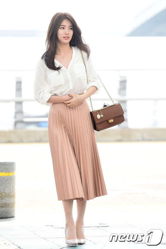 Màn đụng độ hiếm hoi của nữ thần sắc đẹp 2 thế hệ Suzy - Jeon Ji Hyun tại sân bay - Ảnh 1.
