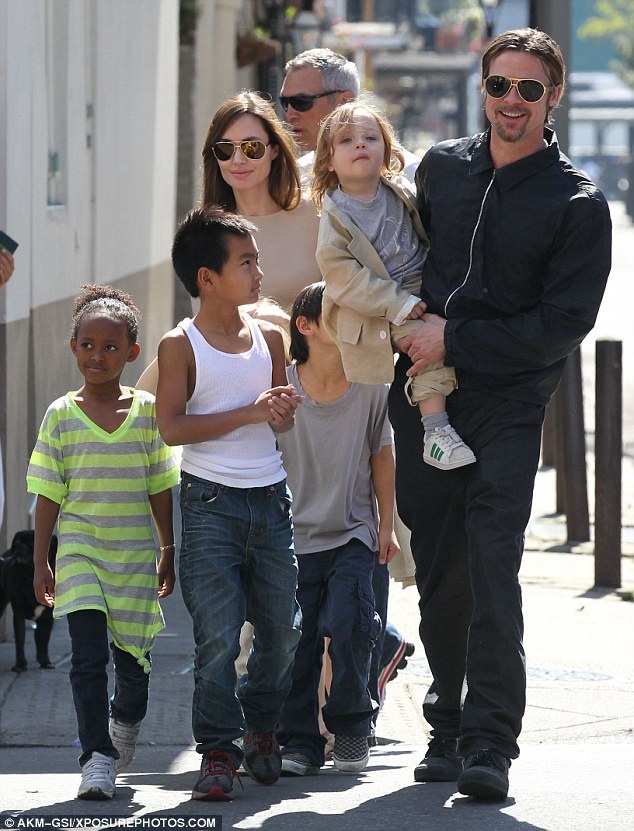 Angelina Jolie chặn điện thoại của Brad Pitt từ khi ly hôn