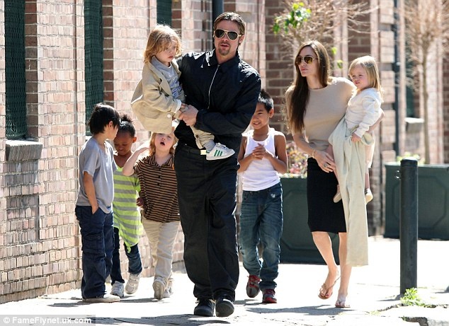 Brad Pitt sẵn sàng bỏ sự kiện quan trọng để tập trung việc gia đình