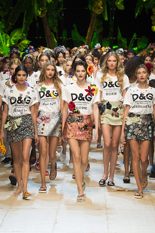 Bữa tiệc pizza, mỳ Ý, hoa hồng... của Dolce & Gabbana - 30