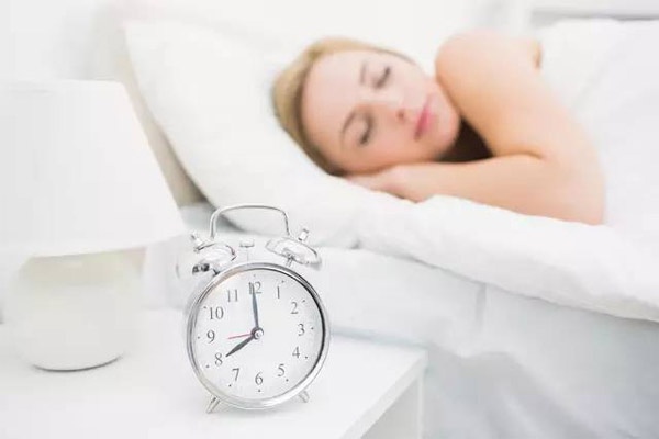 Giấc ngủ của bạn sẽ bị ảnh hưởng nếu đặt 5 món đồ này ở đầu giường