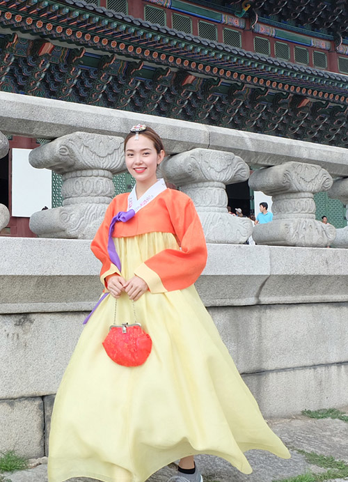 Minh Hằng gây tranh cãi khi diện hanbok với giày thể thao - 1