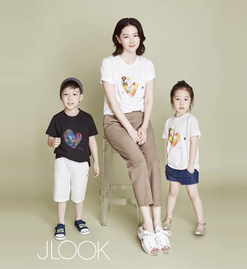 Lộ ảnh hiếm hoi vợ chồng Lee Young Ae đưa các con đi chơi - 3